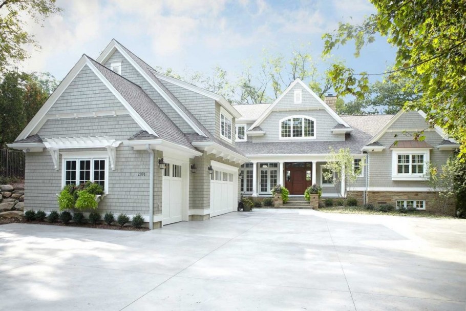 Дом из светлого кирпича