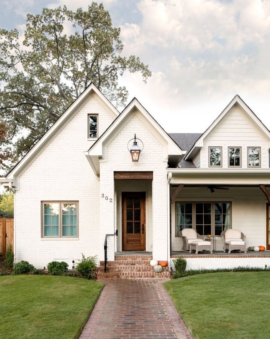 Белый фасад дома