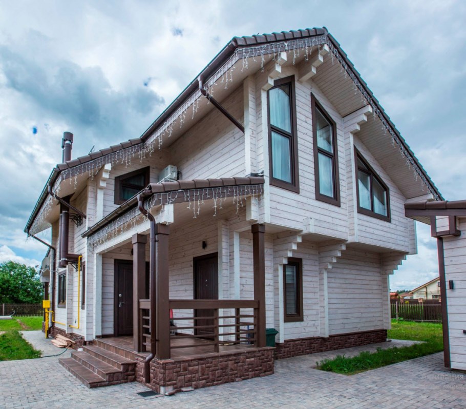 Светло серый дом