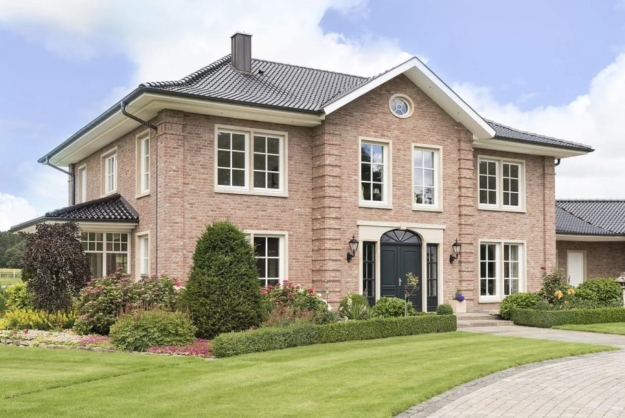 Дом с белым фасадом