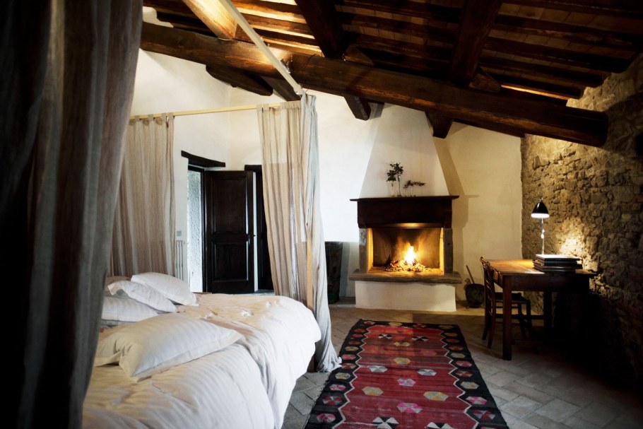 Комната в стиле средневековья