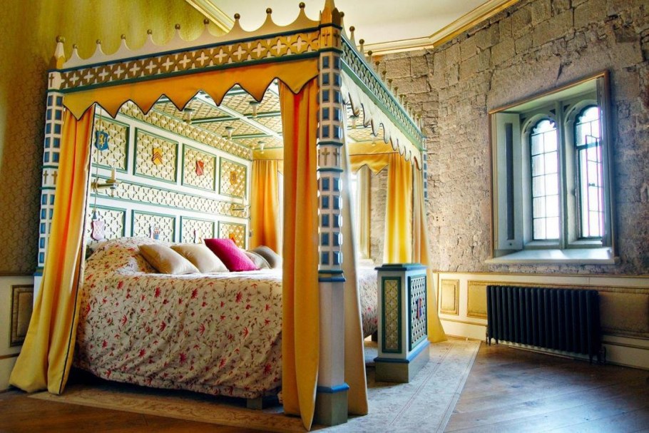 Комната в старинном стиле