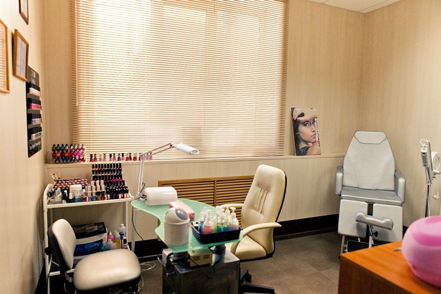 Маникюрный кабинет с окном