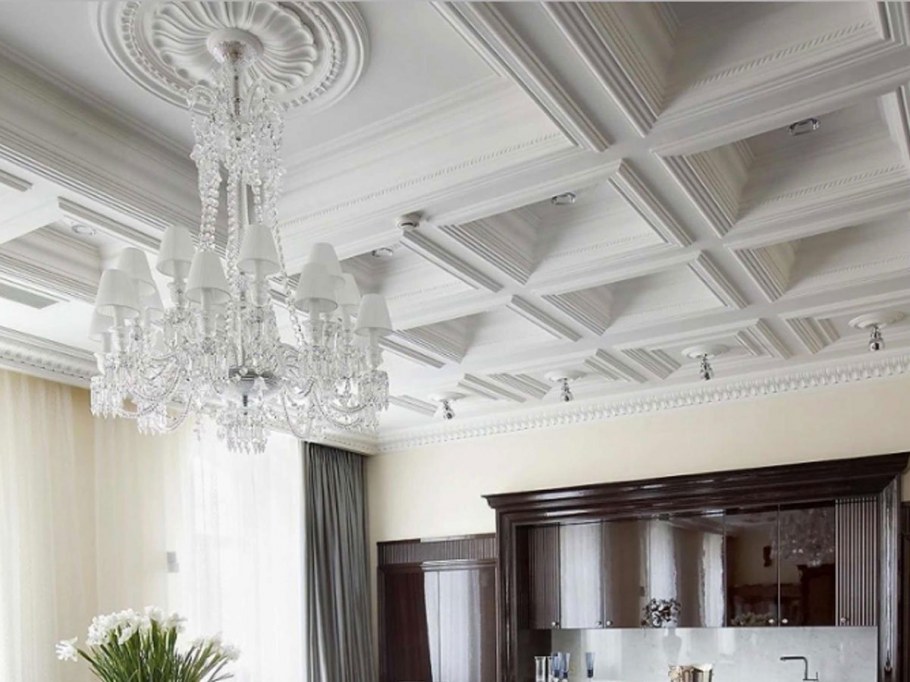 Обшивка потолка деревянными панелями