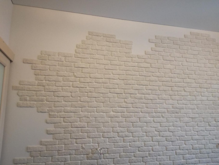 Кирпичики на стену из гипса