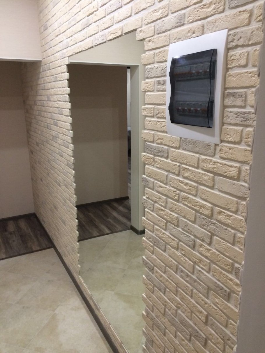 Декоративный кирпич в коридоре
