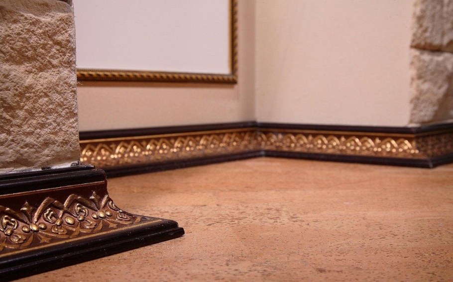 Бронзовый уголок декоративный