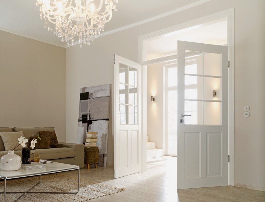 Светлые двери со стеклом в интерьере квартиры