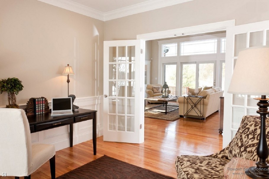 Интерьер гостиной с дверью