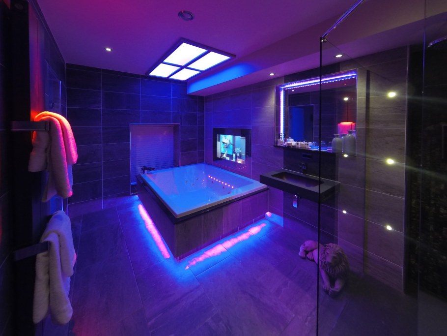 Геймерская комната с неоновой подсветкой