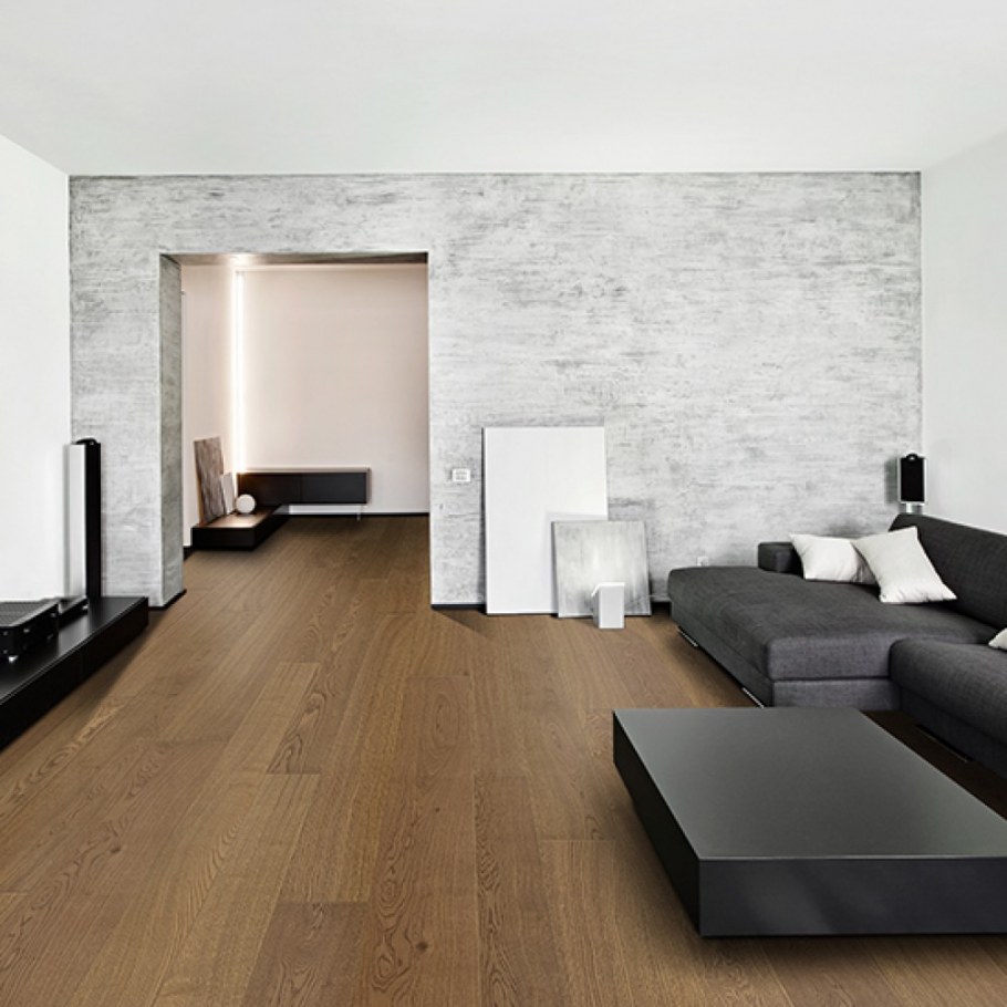 Ламинат на стенке в спальне