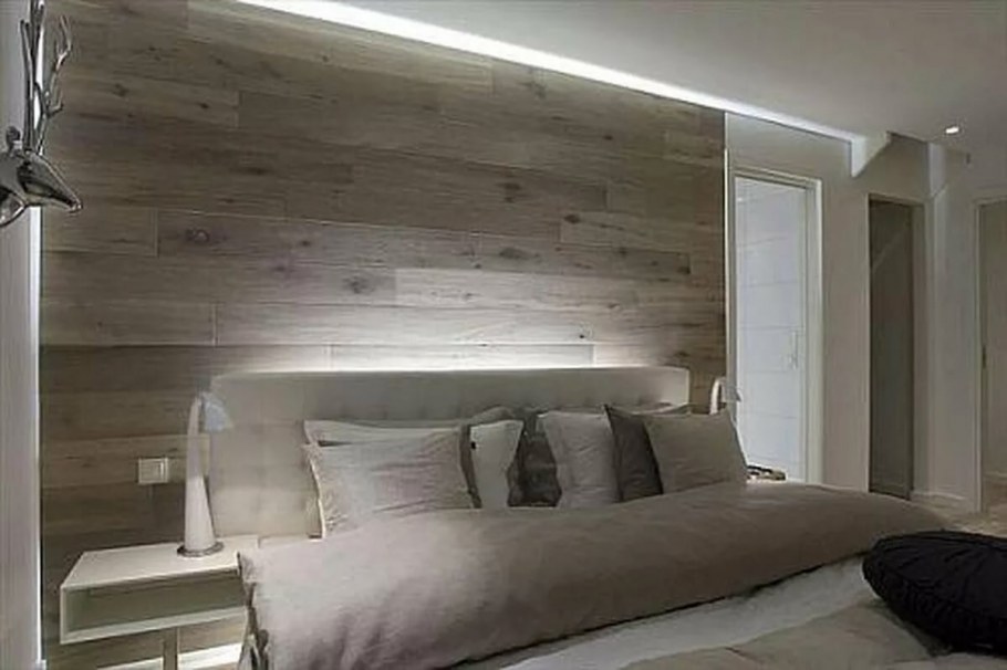 Темный ламинат на стене