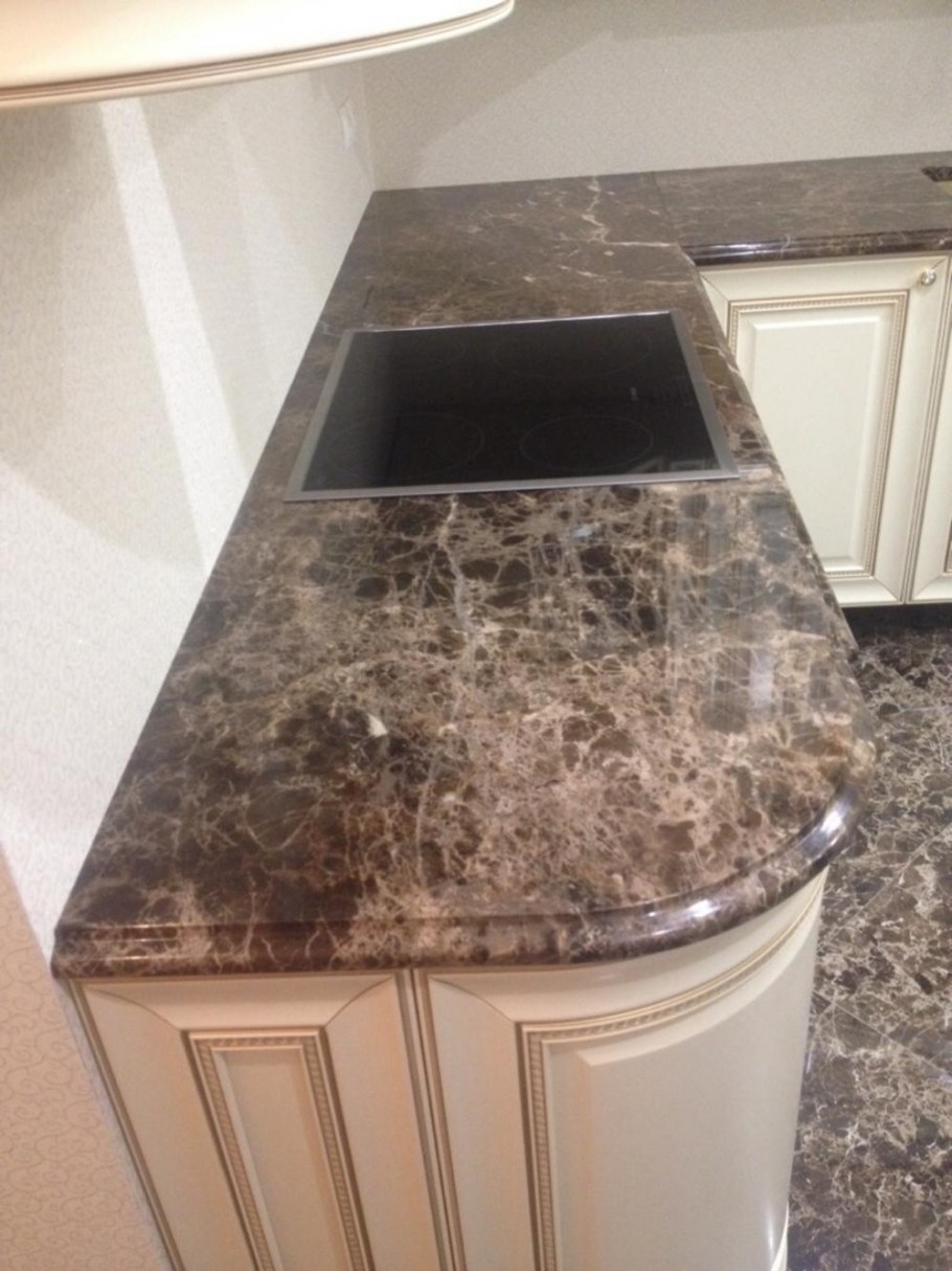 Гранатовый опал в интерьере кухни