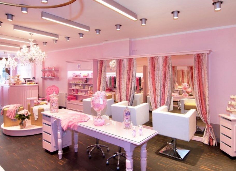 Интерьер салона в розовых тонах