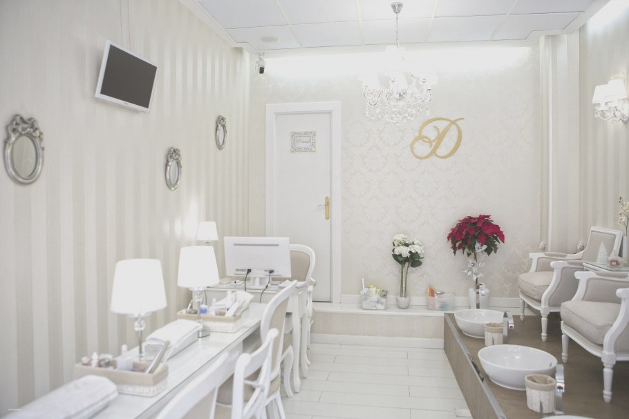 Интерьер салона красоты в белых тонах
