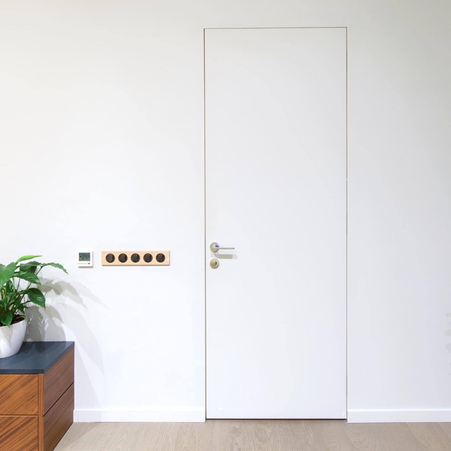 Плинтус на двери Инвизибл