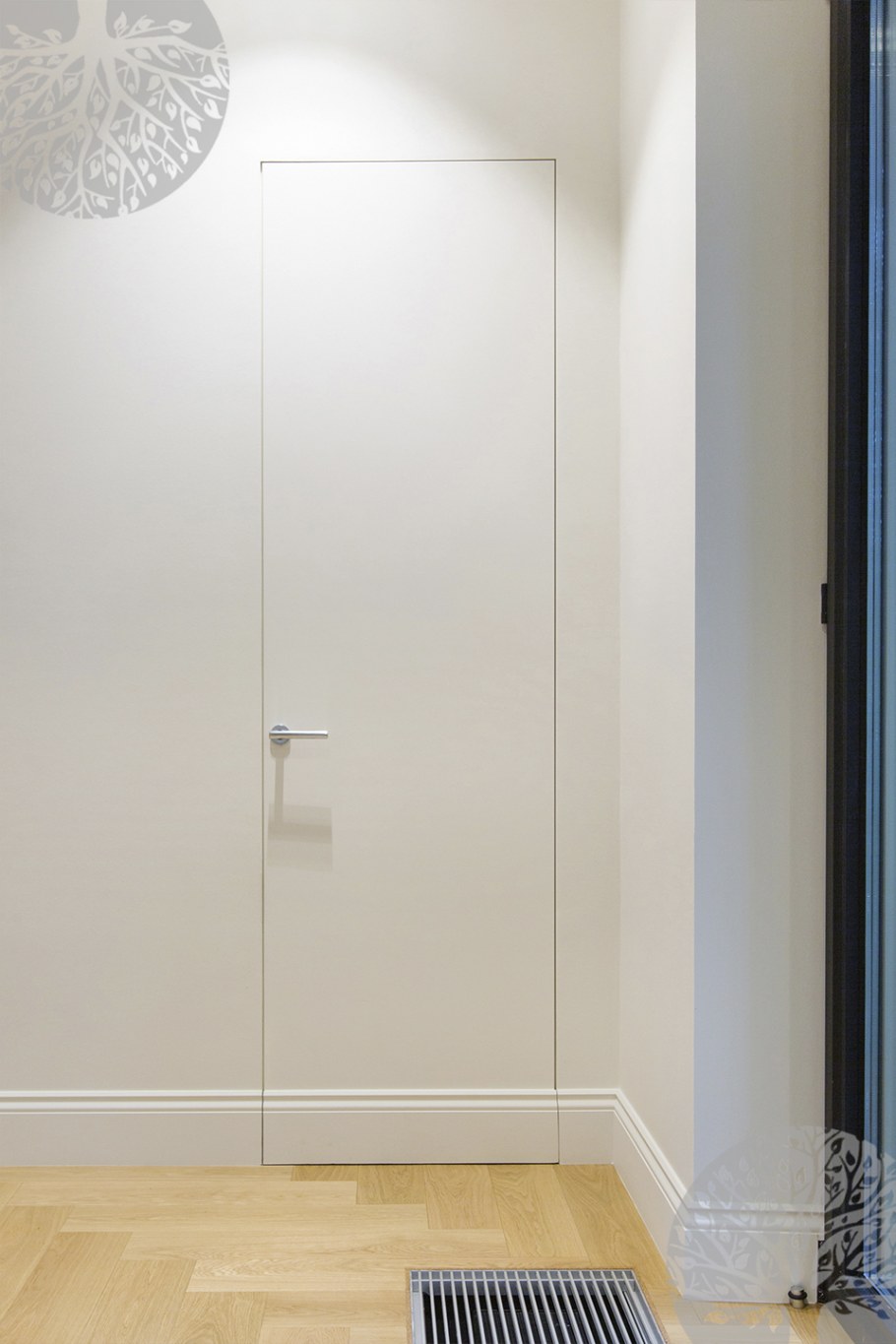 Плинтус на двери Инвизибл