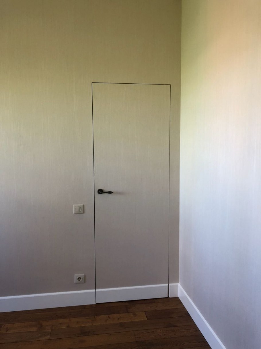 Плинтус на двери Инвизибл