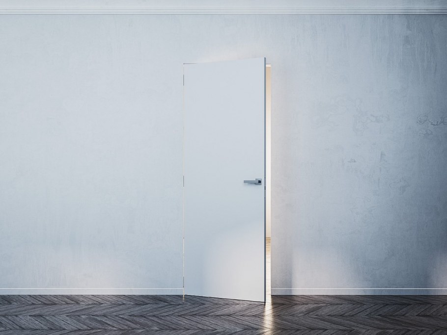 Скрытая дверь с молдингами