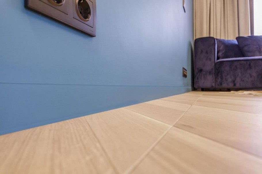 Черный плинтус в интерьере