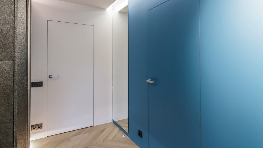 Плинтус на двери скрытого монтажа