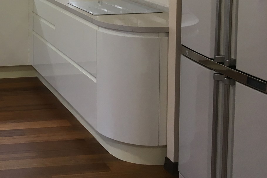 Радиусный фасад с интегрированной ручкой