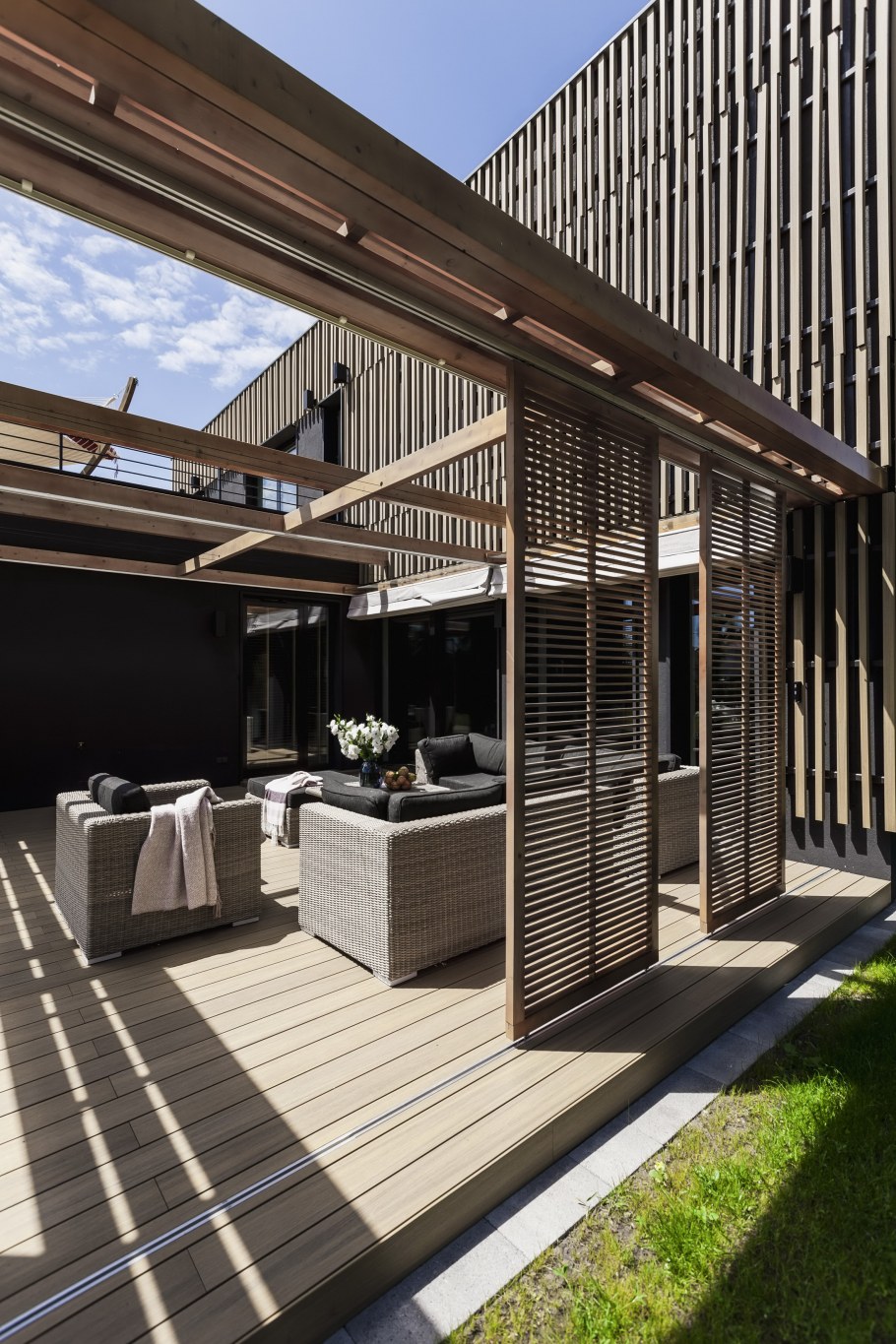 Терраса с деревянными рейками