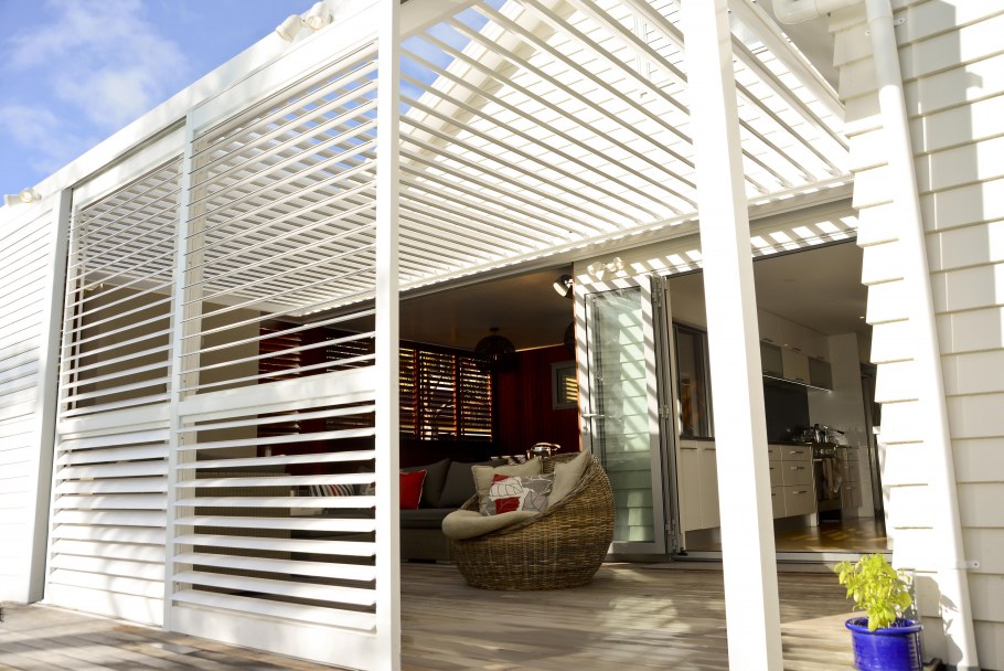 Деревянные жалюзи на веранду