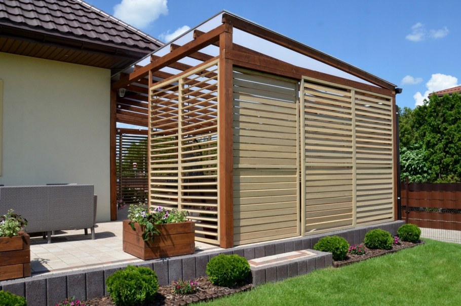 Беседка с рейками