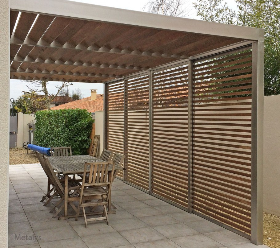 Веранда с рейками