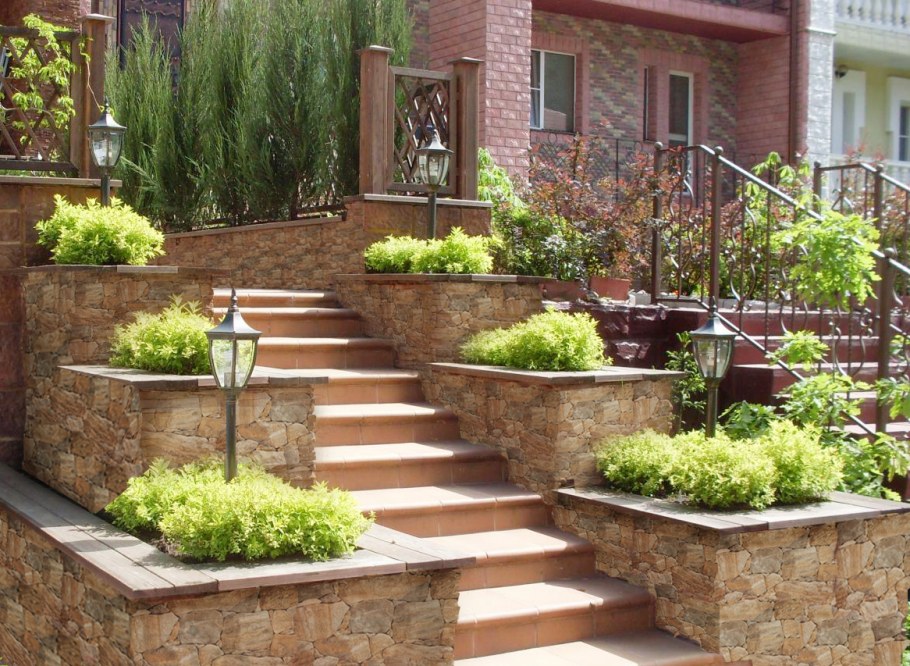 Крыльцо из камня в частном доме