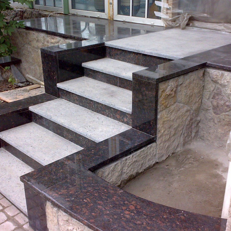 Деревянная лестница на крыльцо