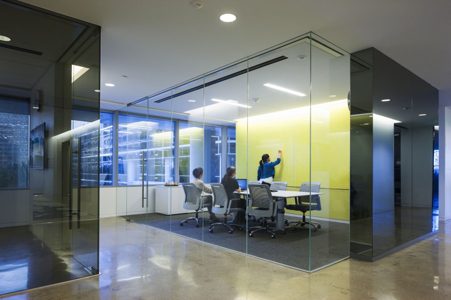 Офис с сотрудниками со стеклянный