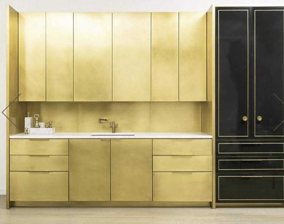 Кухня с золотыми фасадами
