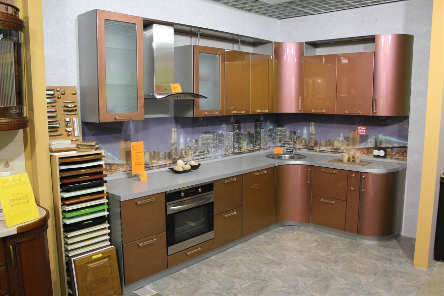 Кухня хайтек фасады под дерево