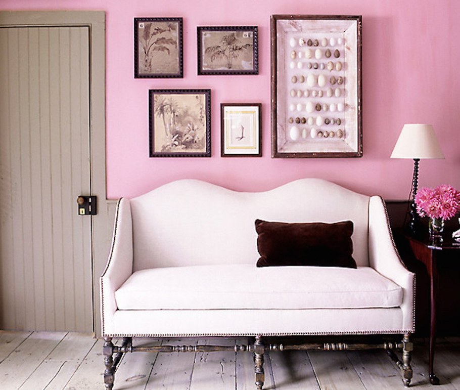 Розовый диван в интерьере