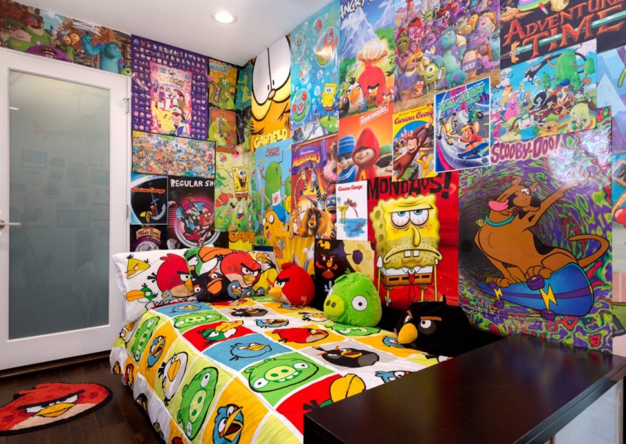 Детская комната с постерами