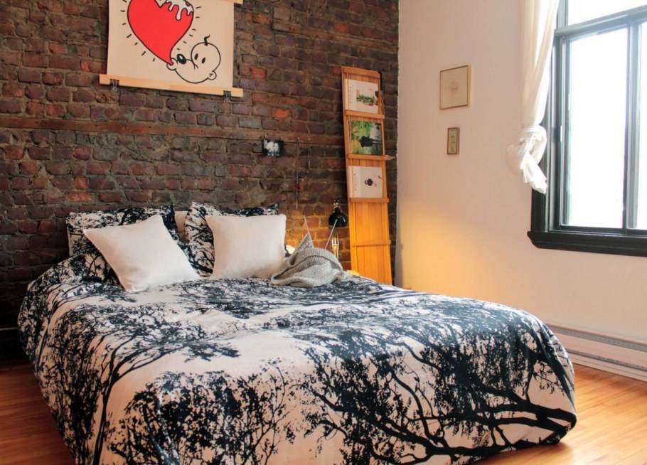 Красный кирпич в интерьере спальни