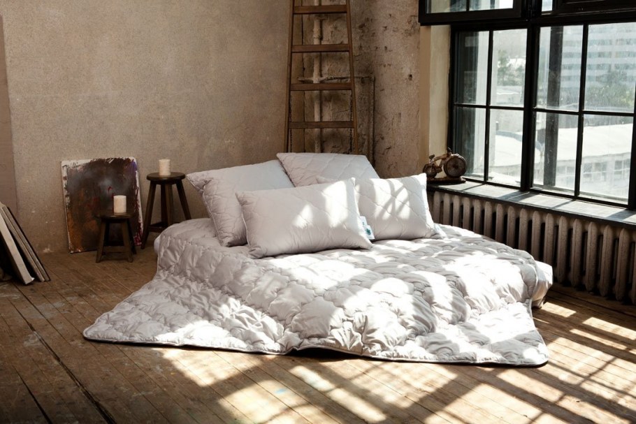 Подушки на кровати в интерьере