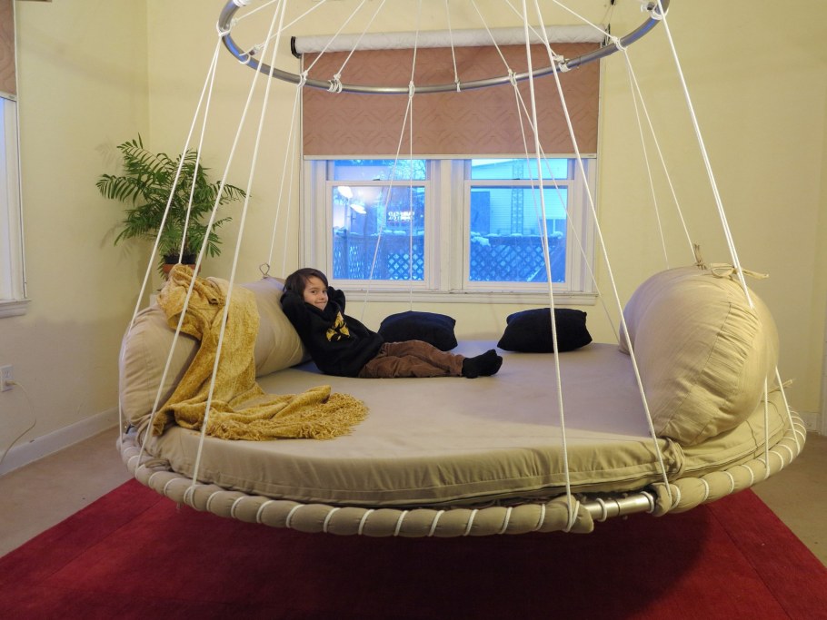 Круглая подвесная кровать