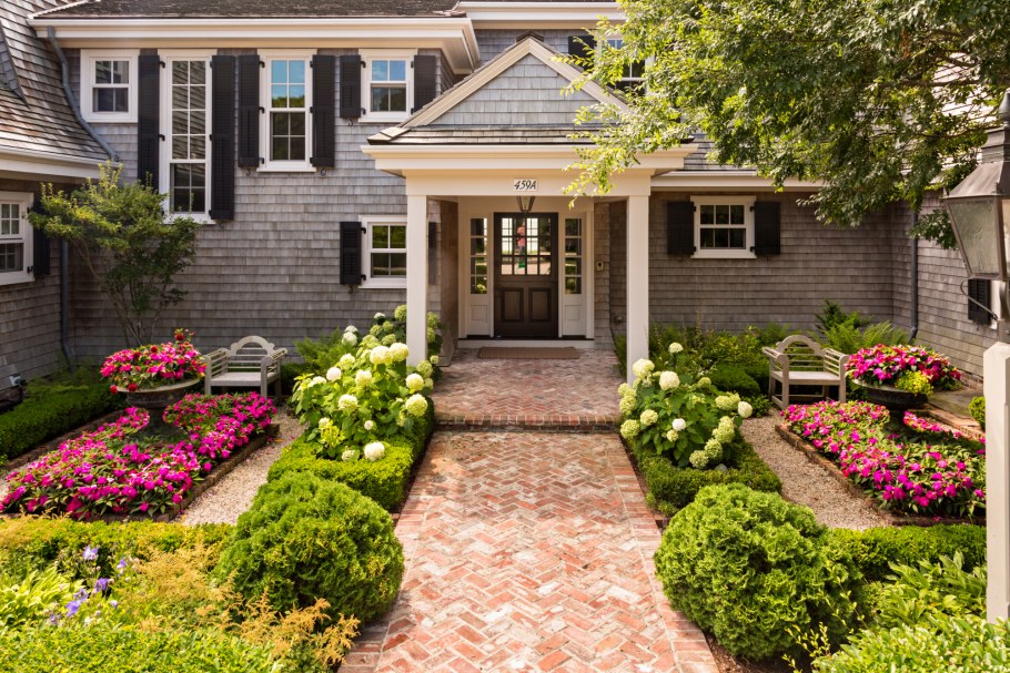 Цветник перед домом