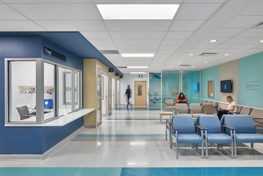 Современный интерьер взрослой поликлиники