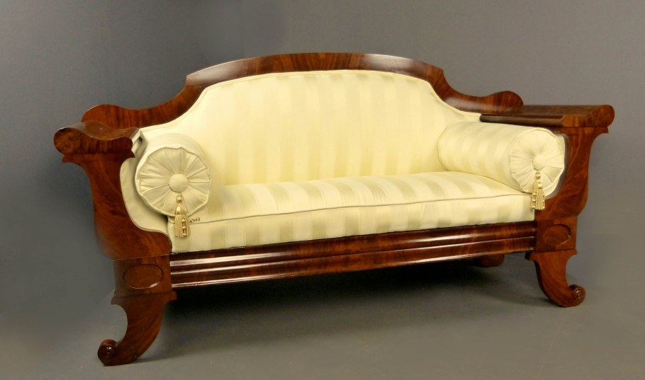 Диван деревянный ретро на белом фоне