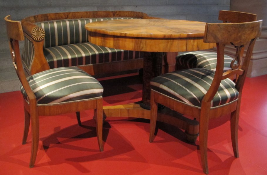 Диван бидермейер