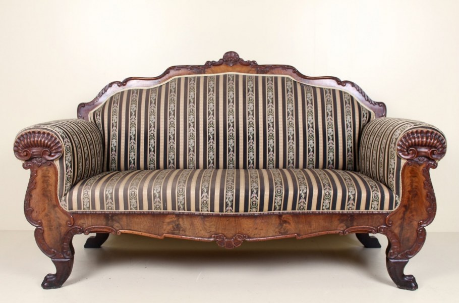 Диван в интерьере 19 века