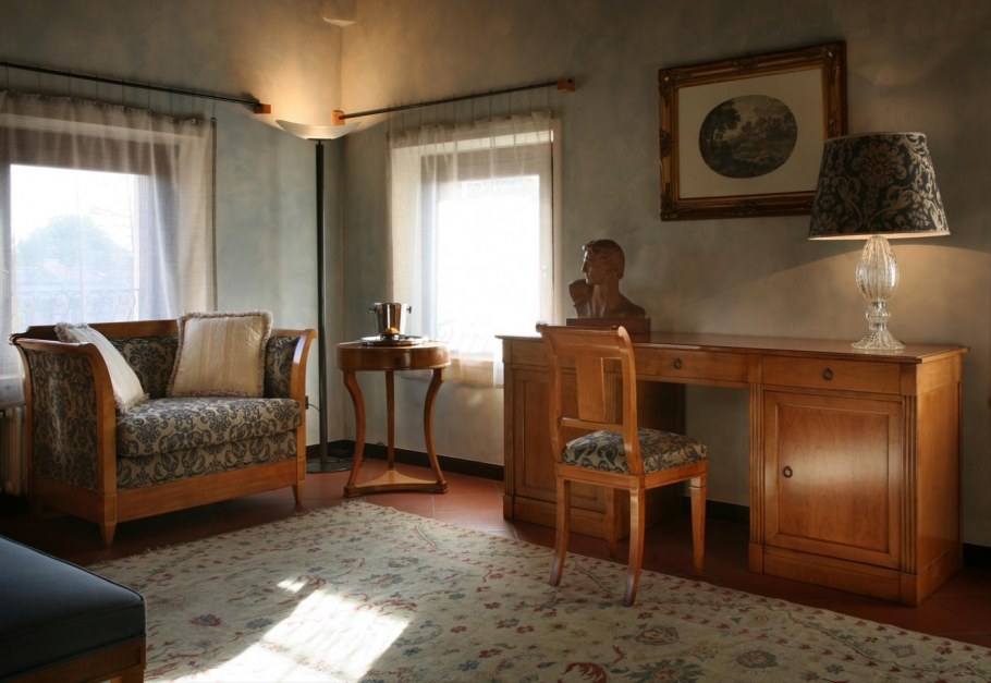 Диван с деревянной отделкой