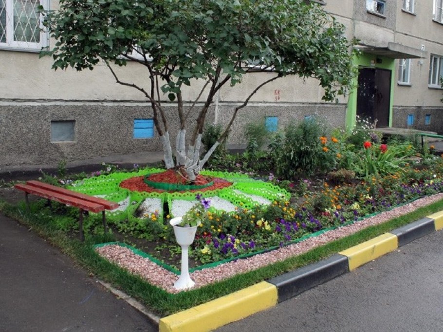 Цветник перед домом