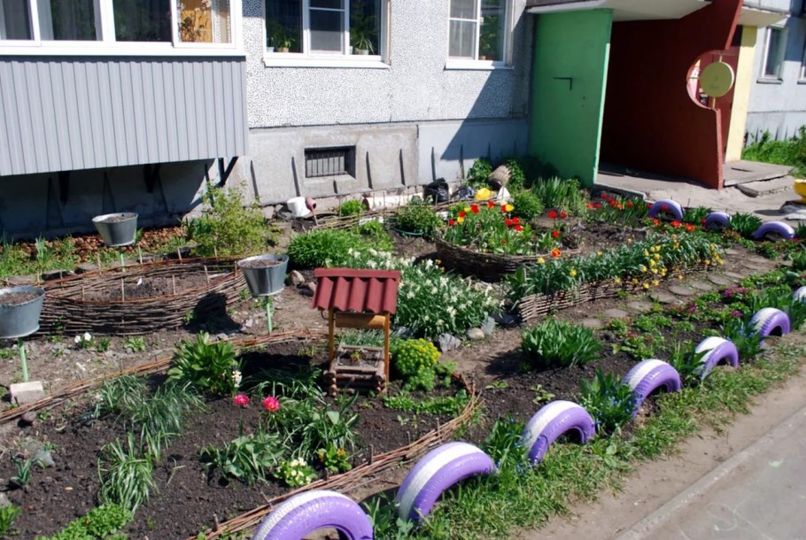 Озеленение маленького участка перед домом