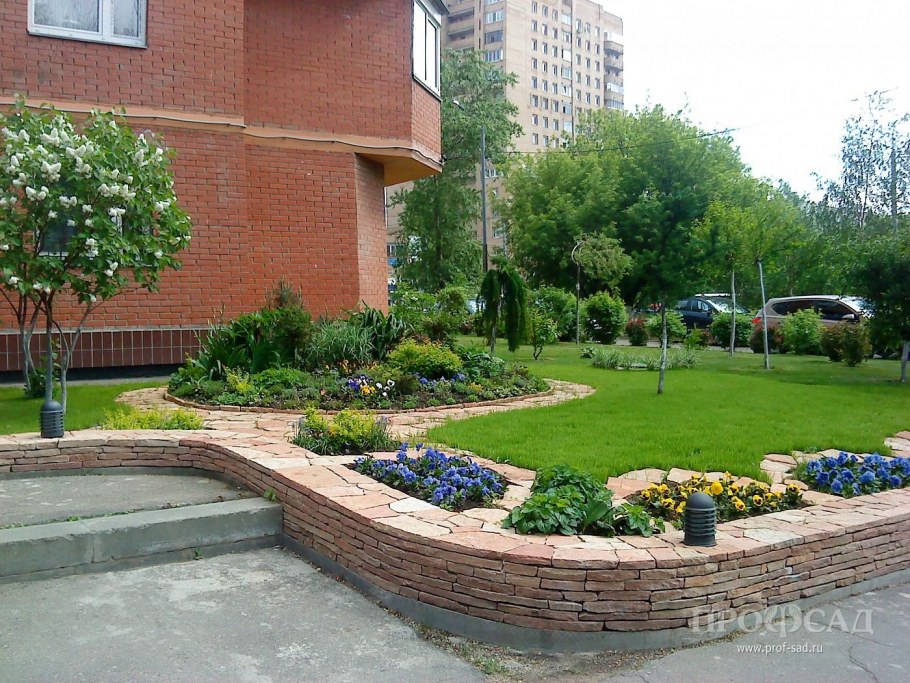 Клумбы у многоквартирного дома