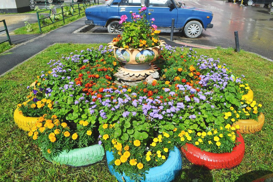 Клумбы во дворе многоэтажки